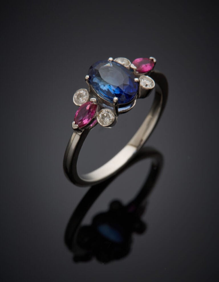 Fine BAGUE "Bleu, Blanc, Rouge" en or gris (375‰) 9 carats, serti d'un saphir o…