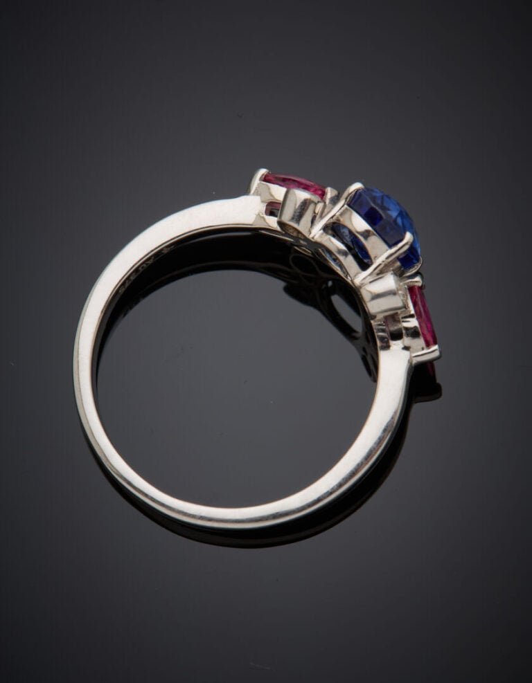 Fine BAGUE "Bleu, Blanc, Rouge" en or gris (375‰) 9 carats, serti d'un saphir o…