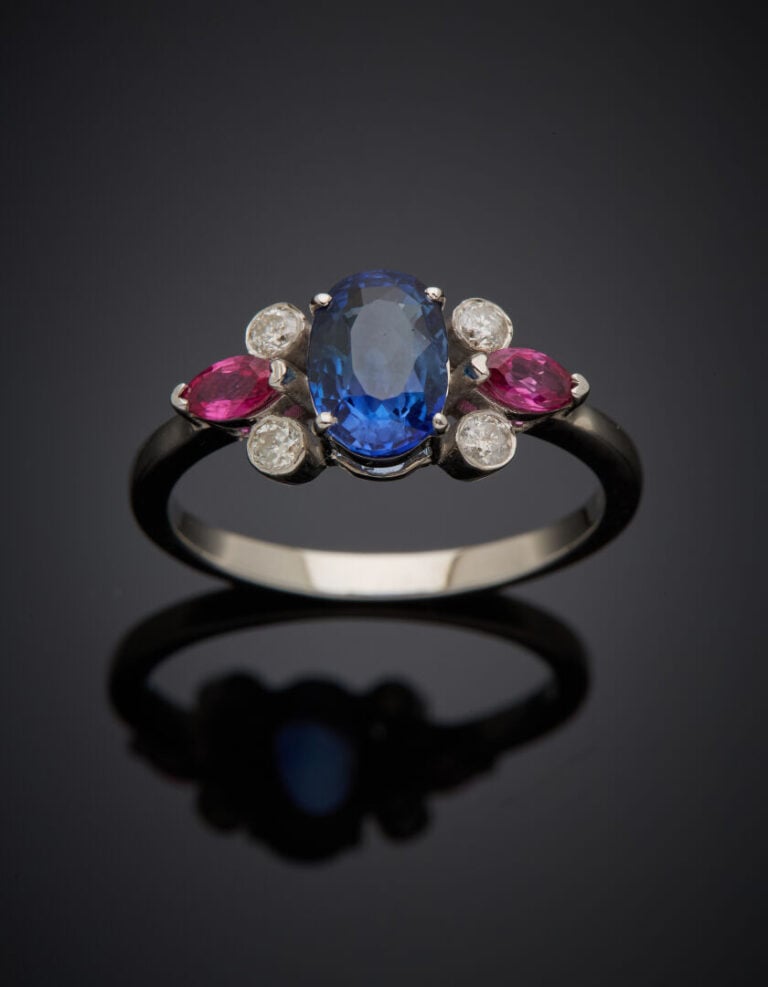 Fine BAGUE "Bleu, Blanc, Rouge" en or gris (375‰) 9 carats, serti d'un saphir o…