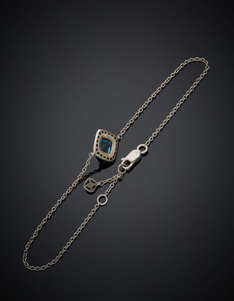 FRED - BRACELET chaînette en or gris (750‰) centré d'un motif coussin serti d'u…