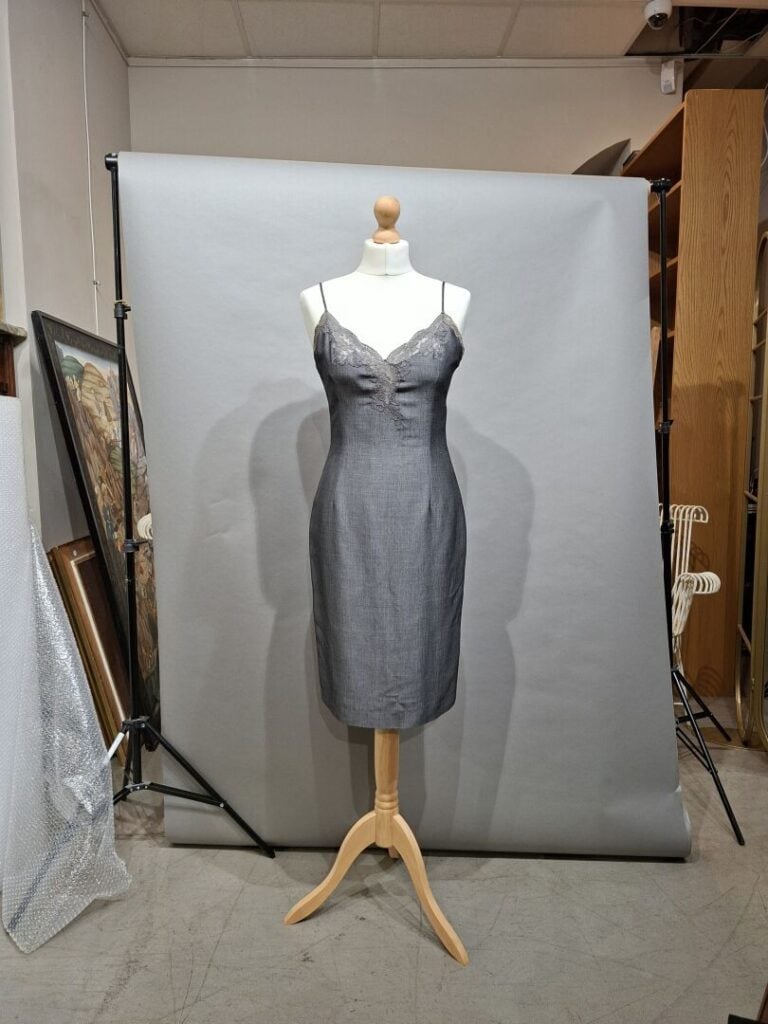 GEORGES RECH - Robe à fines bretelles en viscose et mohair grise, le décolleté…