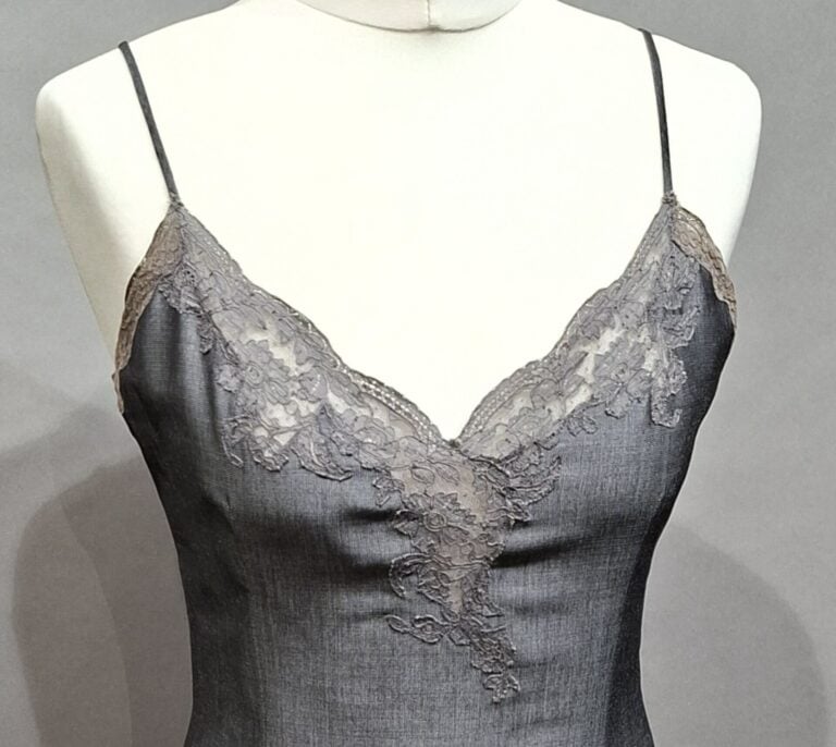GEORGES RECH - Robe à fines bretelles en viscose et mohair grise, le décolleté…