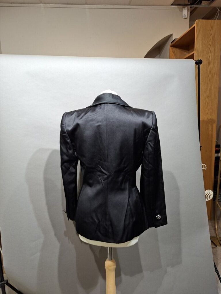 GIVENCHY - Veste en soie noire, fermeture pression par un bouton strassé. - Tai…