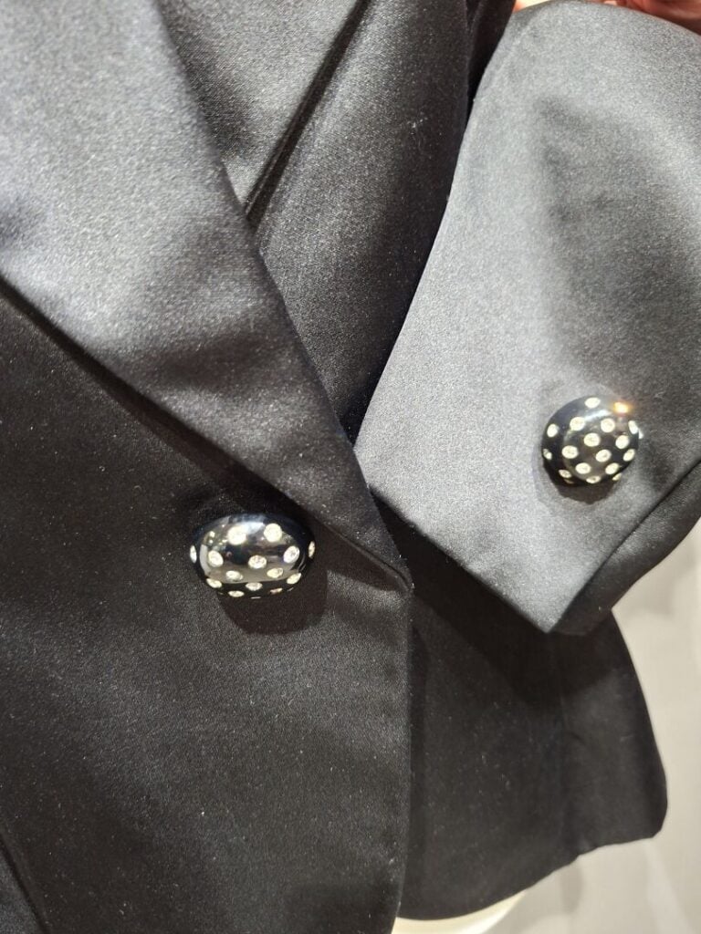 GIVENCHY - Veste en soie noire, fermeture pression par un bouton strassé. - Tai…