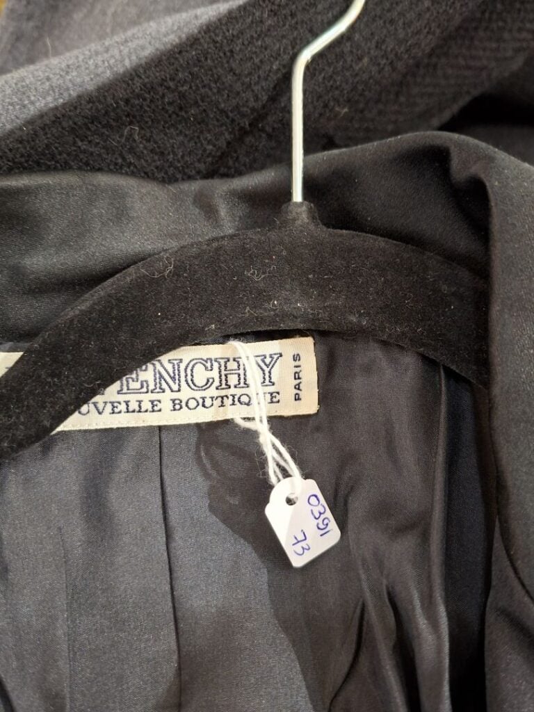 GIVENCHY - Veste en soie noire, fermeture pression par un bouton strassé. - Tai…