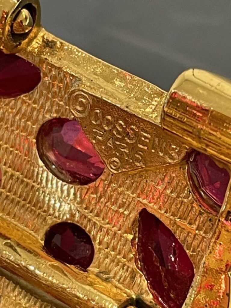 GOSSENS - Bracelet manchette articulé en métal doré, pierres rouges grenat et r…