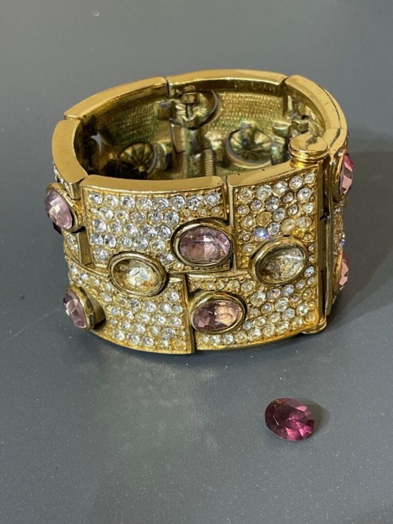 GOSSENS - Bracelet manchette articulé en métal doré, strass, pierres mauves et…
