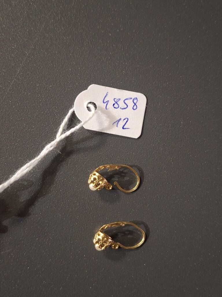 Gourmette en or jaune (750) à maille jaseron, avec petite médaille Angelot et a…