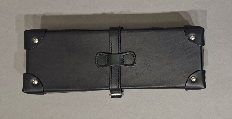 GUCCI - Coffret de dominos gainé de cuir noir - Signé