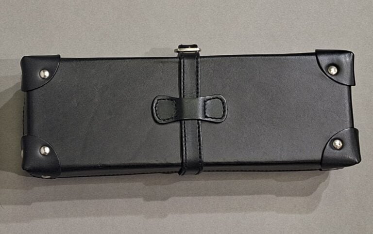 GUCCI - Coffret de dominos gainé de cuir noir - Signé