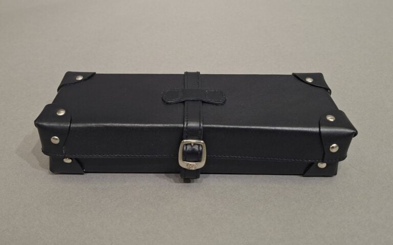 GUCCI - Coffret de dominos gainé de cuir noir - Signé