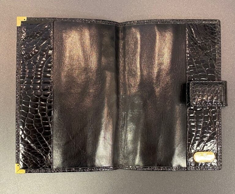 GUCCI - Couverture de carnet ou répertoire en crocodile noir et métal doré. - I…