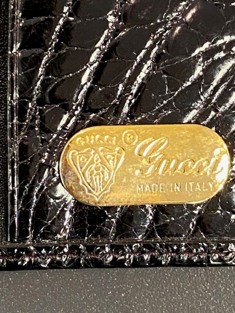 GUCCI - Couverture de carnet ou répertoire en crocodile noir et métal doré. - I…