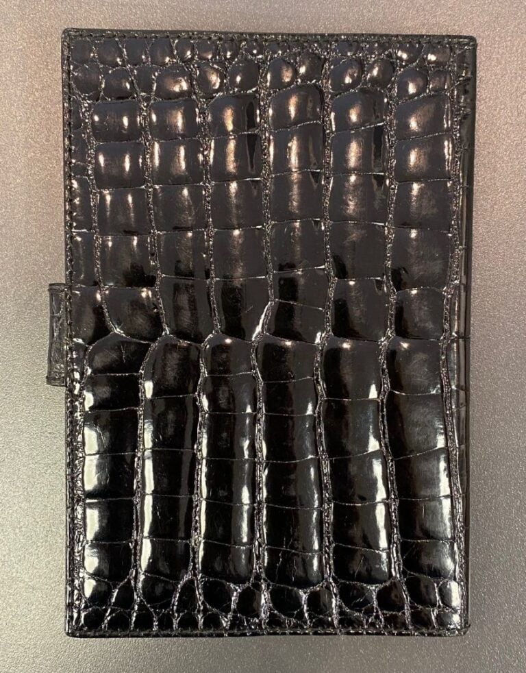 GUCCI - Couverture de carnet ou répertoire en crocodile noir et métal doré. - I…