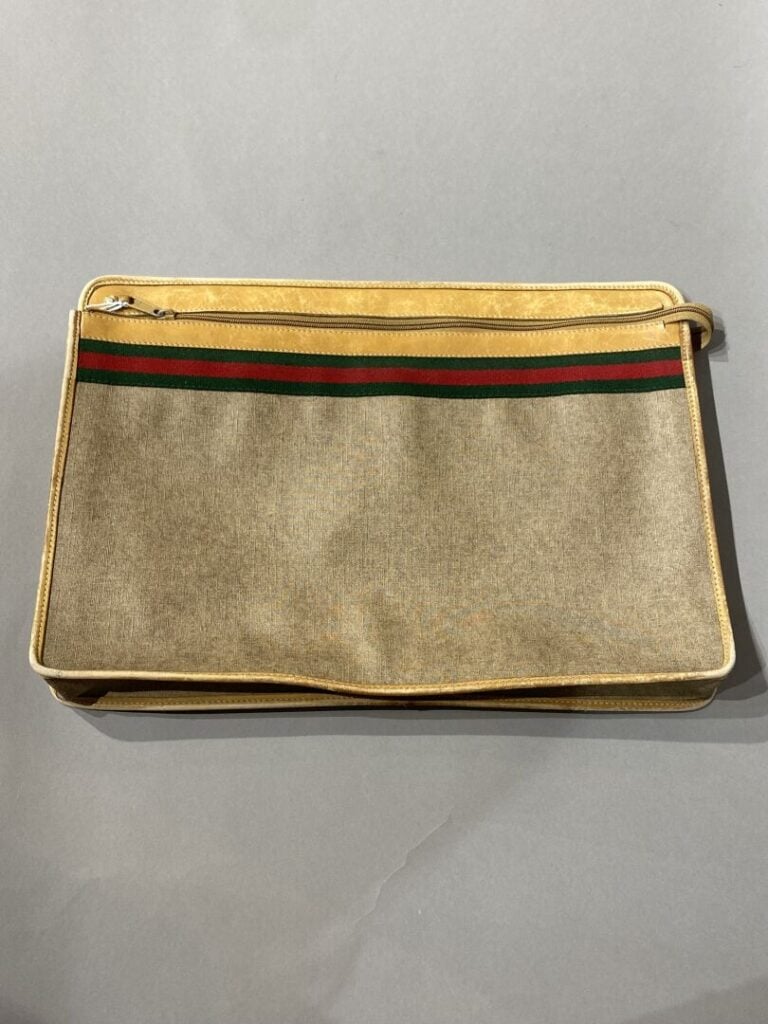 GUCCI - Pochette en toile beige, bande web rouge et verte, fermeture à glissièr…