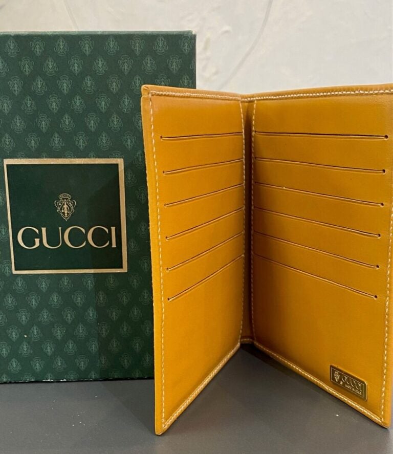 GUCCI - Porte-feuille en toile GG et cuir naturel. - Intérieur en cuir naturel,…