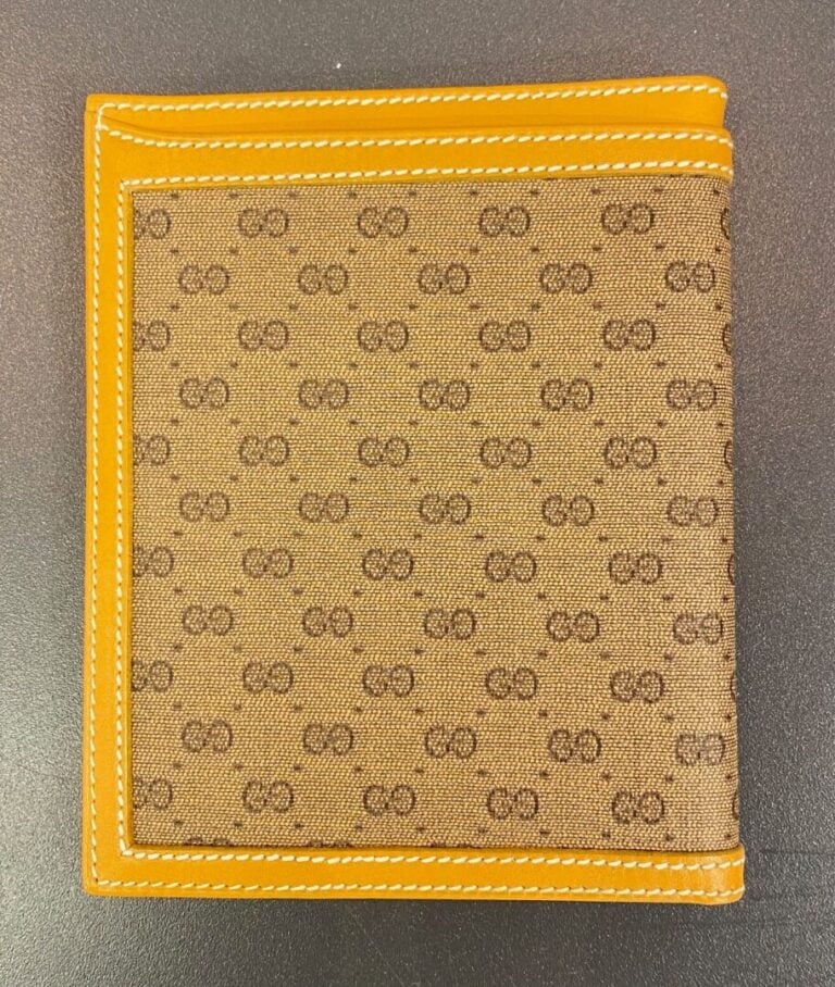 GUCCI - Porte-feuille en toile GG et cuir naturel. - Intérieur en cuir naturel,…