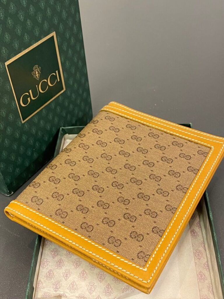 GUCCI - Porte-feuille en toile GG et cuir naturel. - Intérieur en cuir naturel,…