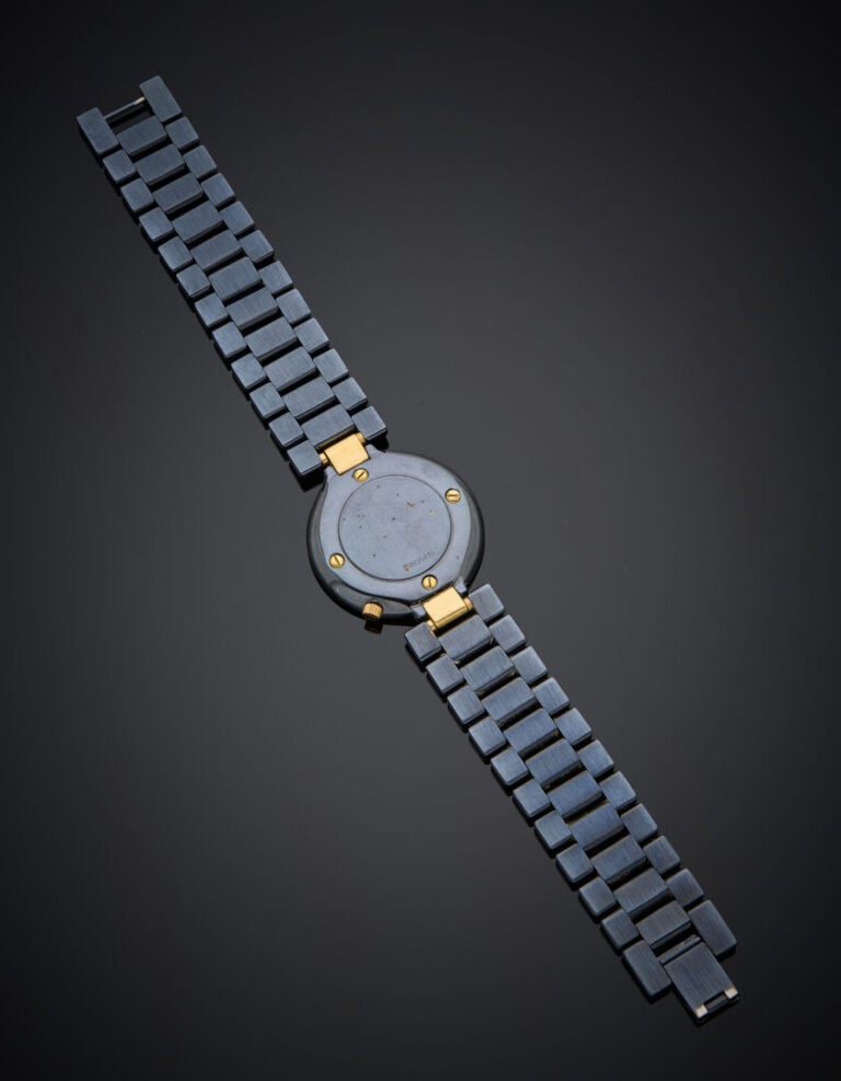 H. STERN - BRACELET MONTRE ronde de dame en acier noirci, attaches dorées. Cadr…