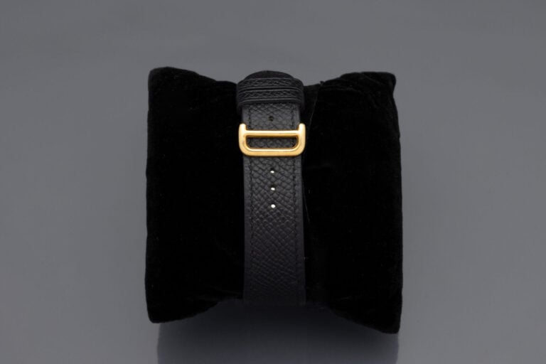 HERMES - BRACELET MONTRE chronographe ronde en acier et or jaune (750°/°°). - C…