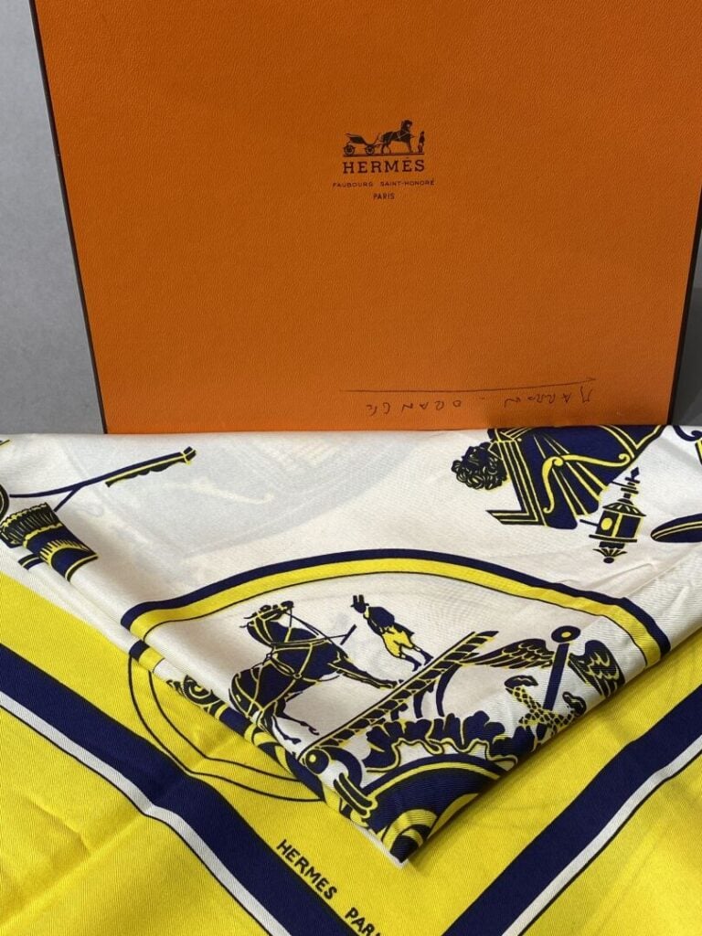 HERMES - Carré en twill de soie à décor imprimé Carrosses, bordure jaune - Avec…