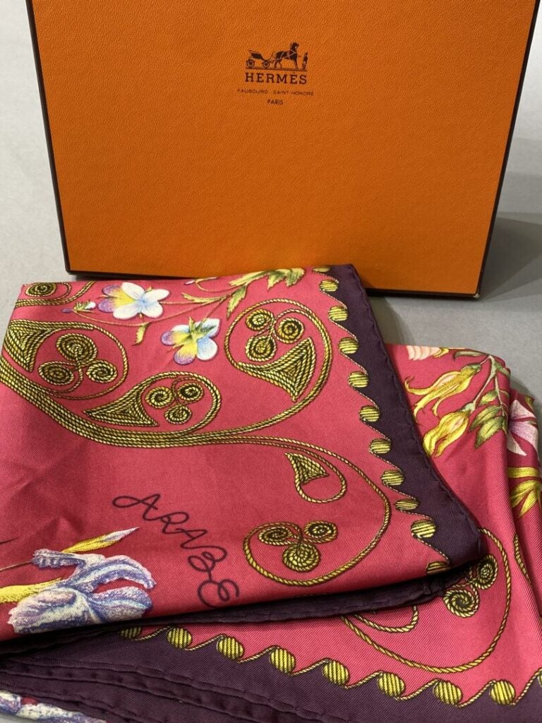 HERMES - Carré en twill de soie à décor imprimé titré Arabesques, fond rose - A…