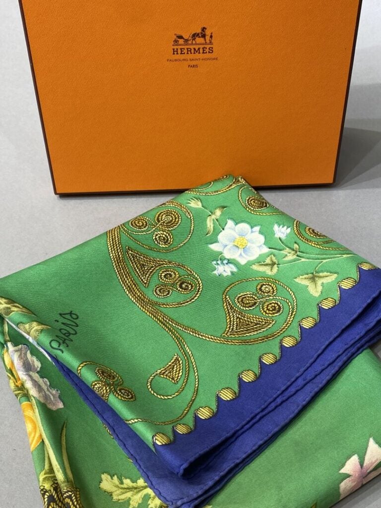 HERMES - Carré en twill de soie à décor imprimé titré Arabesques, fond vert - A…