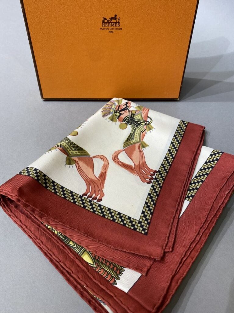 HERMES - Carré en twill de soie à décor imprimé titré Harnais français Premier…