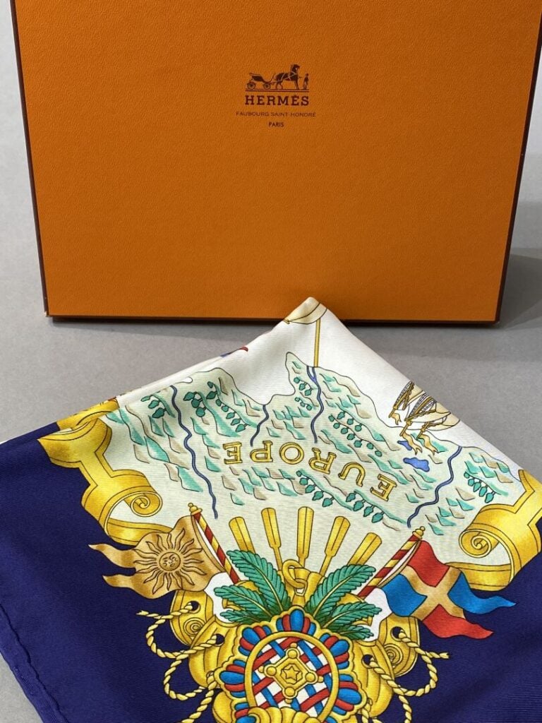 HERMES - Carré en twill de soie à décor imprimé titré Voiles de lumière - Avec…
