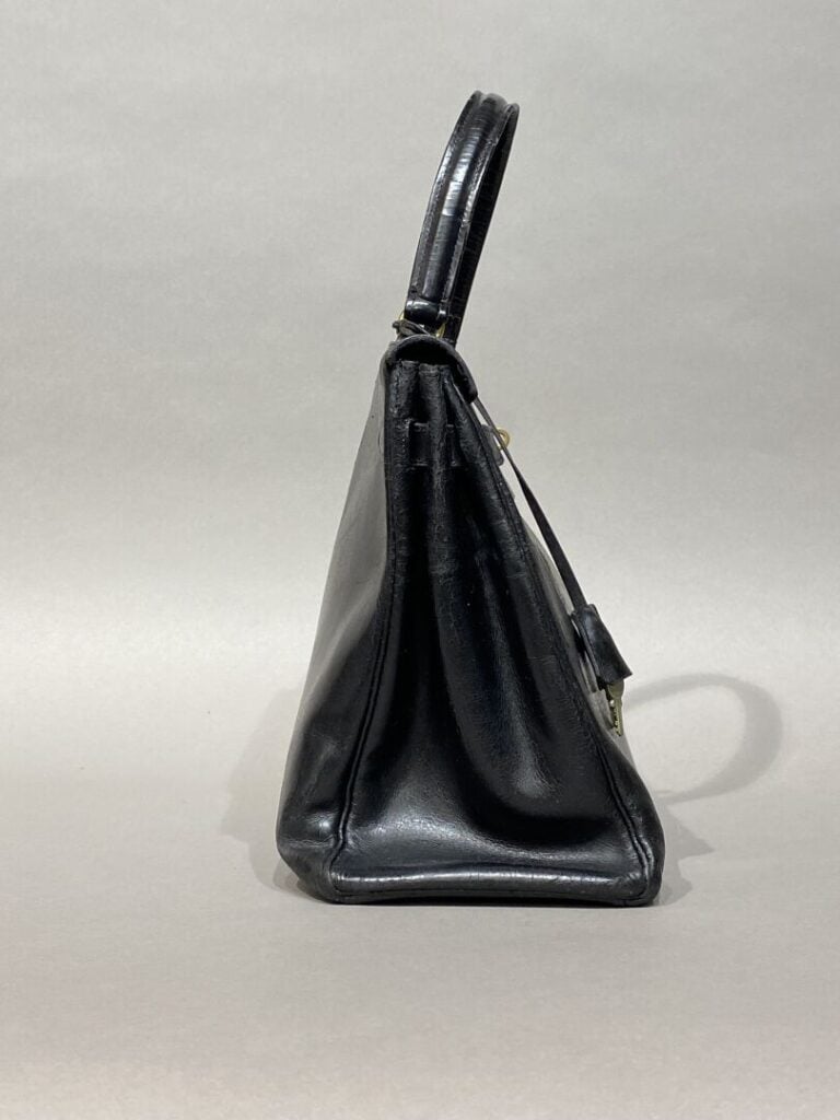 HERMÈS circa 1949 - Sac « Kelly 32 » en box noir. - Clefs sous clochette en cui…