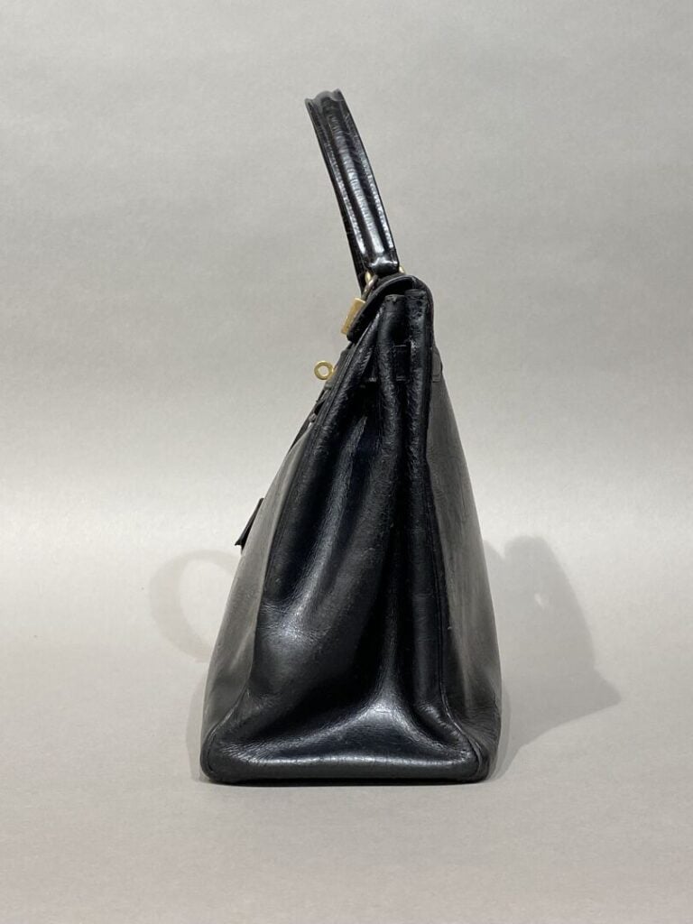 HERMÈS circa 1949 - Sac « Kelly 32 » en box noir. - Clefs sous clochette en cui…