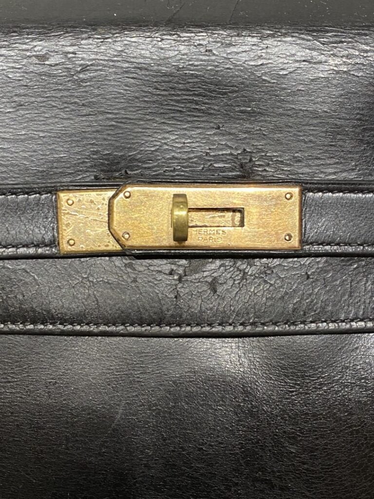 HERMÈS circa 1949 - Sac « Kelly 32 » en box noir. - Clefs sous clochette en cui…