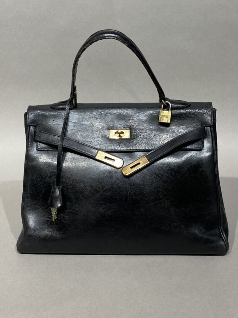 HERMÈS circa 1949 - Sac « Kelly 32 » en box noir. - Clefs sous clochette en cui…