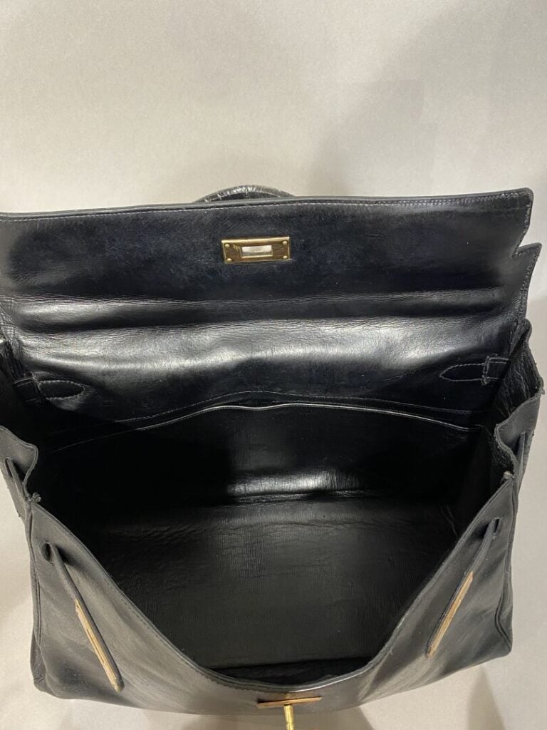 HERMÈS circa 1949 - Sac « Kelly 32 » en box noir. - Clefs sous clochette en cui…
