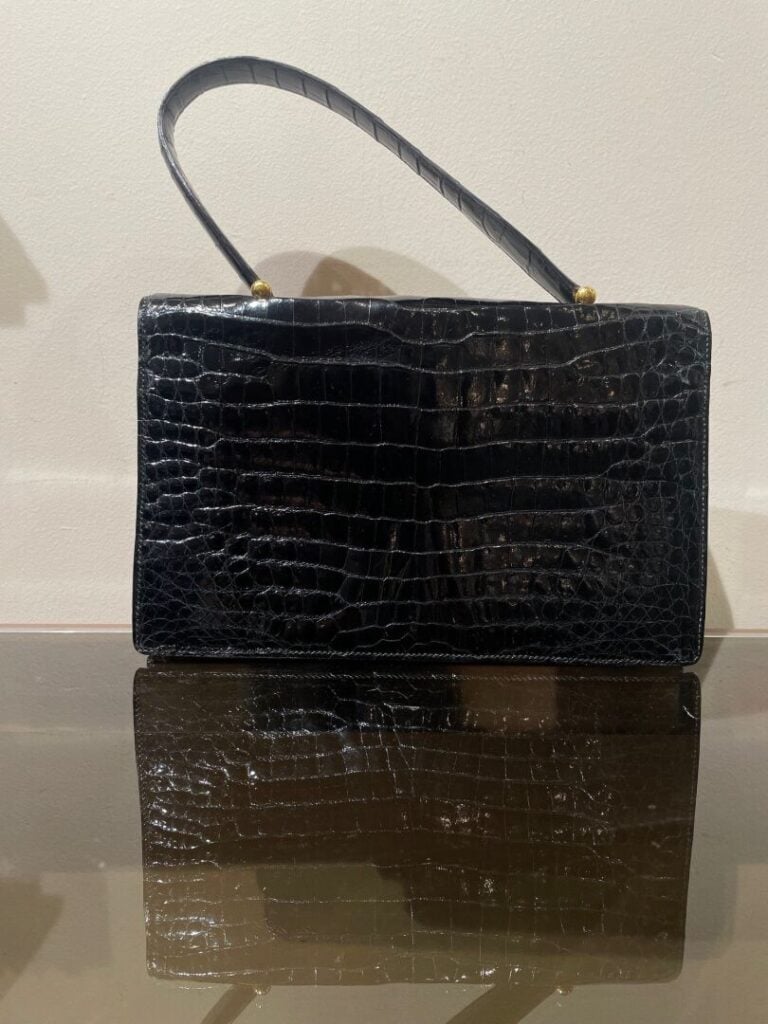 HERMES Circa 1960 - Sac "Boutonnière" en crocodile porosus noir, anse en cuir c…