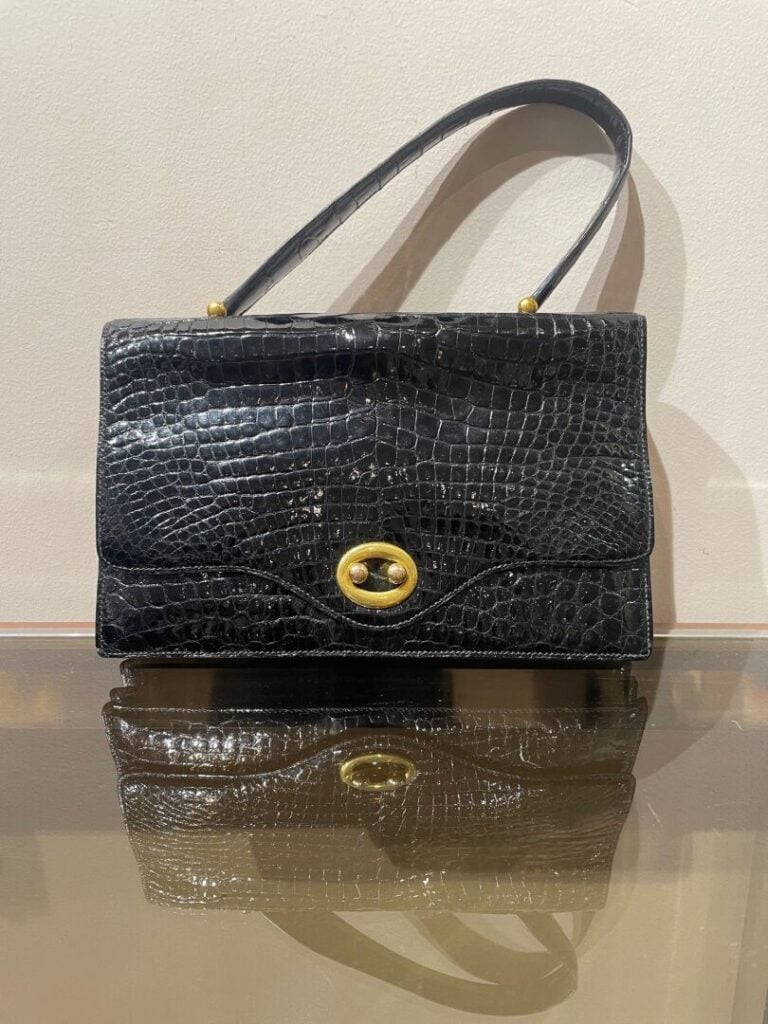 HERMES Circa 1960 - Sac "Boutonnière" en crocodile porosus noir, anse en cuir c…