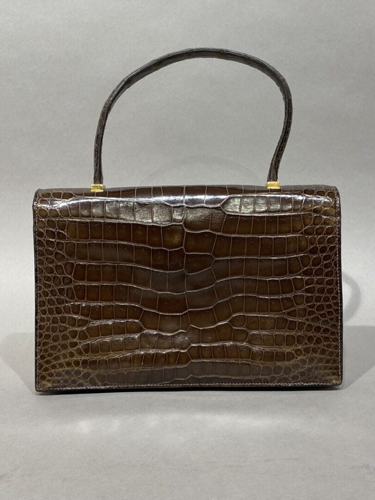 HERMES Circa 1962 - Sac "Piano" en crocodile porosus chocolat, anses en cuir co…