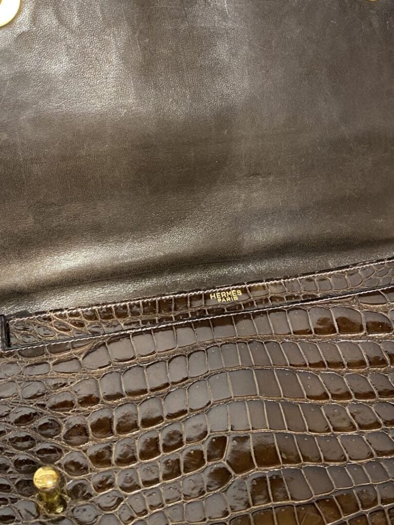 HERMES Circa 1962 - Sac "Piano" en crocodile porosus chocolat, anses en cuir co…