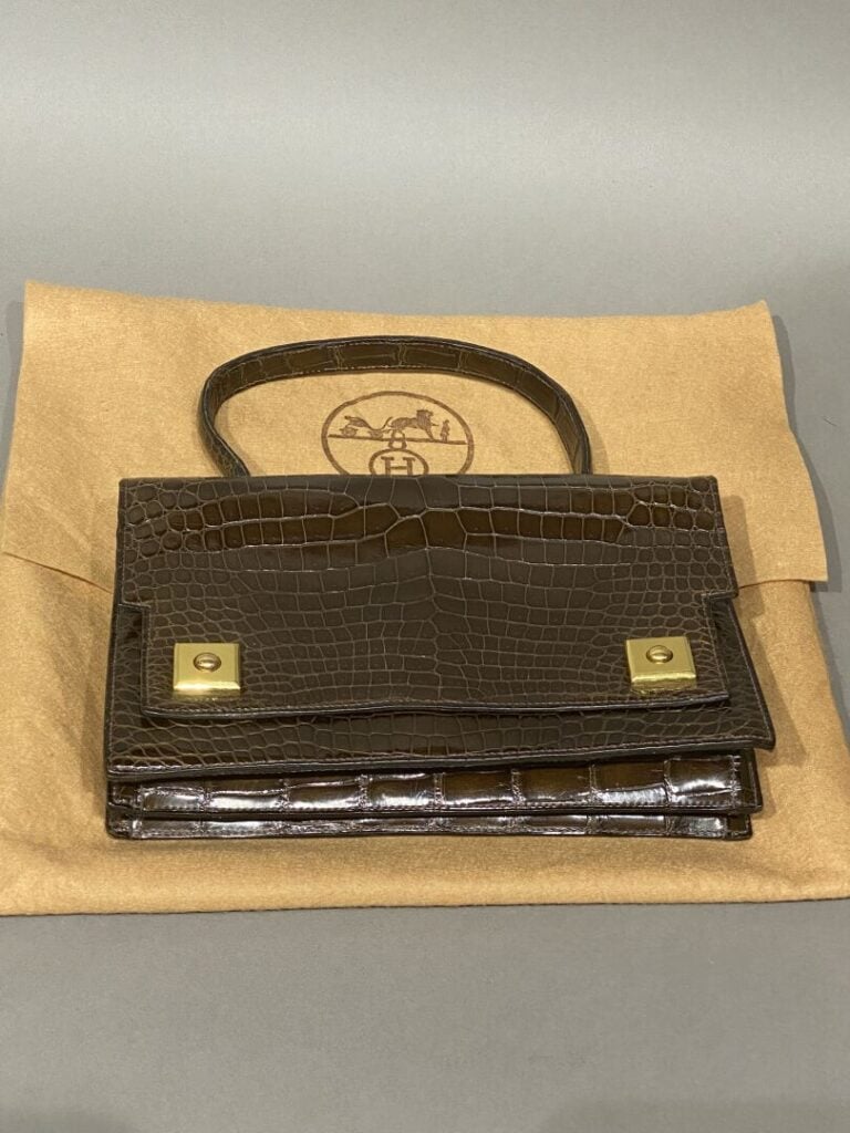 HERMES Circa 1962 - Sac "Piano" en crocodile porosus chocolat, anses en cuir co…