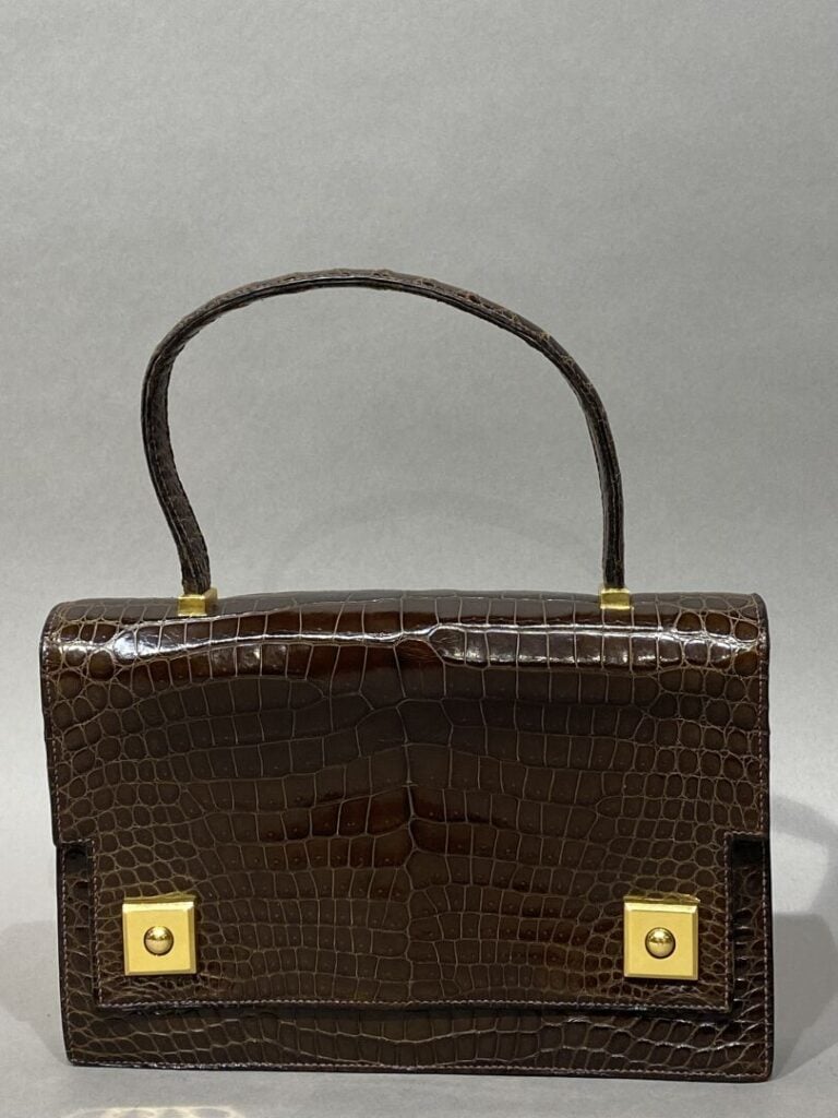 HERMES Circa 1962 - Sac "Piano" en crocodile porosus chocolat, anses en cuir co…