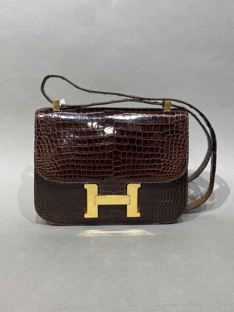 HERMES Circa 1972 - Sac "Constance" en crocodile porosus chocolat, fermoir "H"…