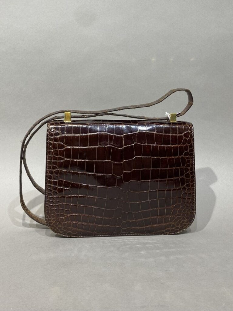 HERMES Circa 1972 - Sac "Constance" en crocodile porosus chocolat, fermoir "H"…