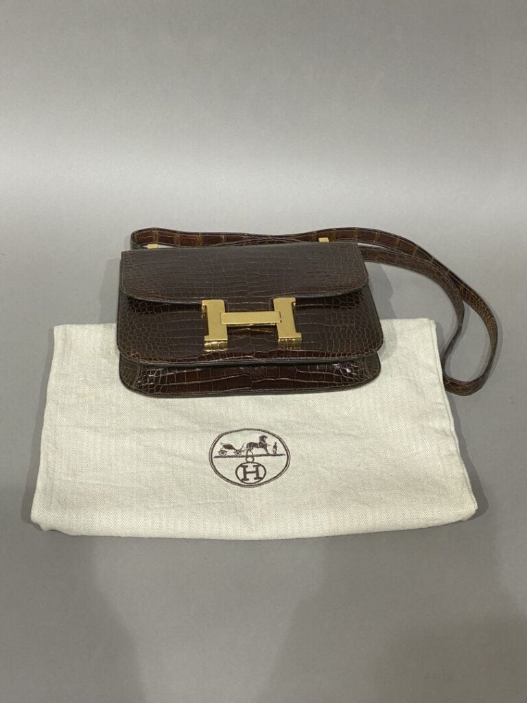 HERMES Circa 1972 - Sac "Constance" en crocodile porosus chocolat, fermoir "H"…