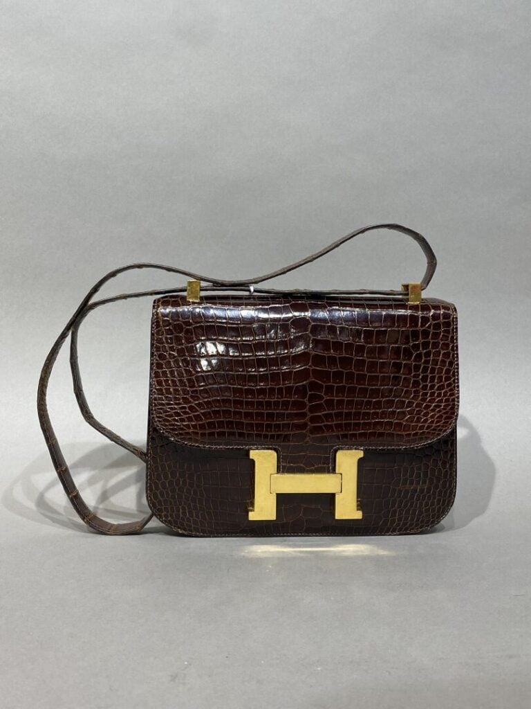 HERMES Circa 1972 - Sac "Constance" en crocodile porosus chocolat, fermoir "H"…