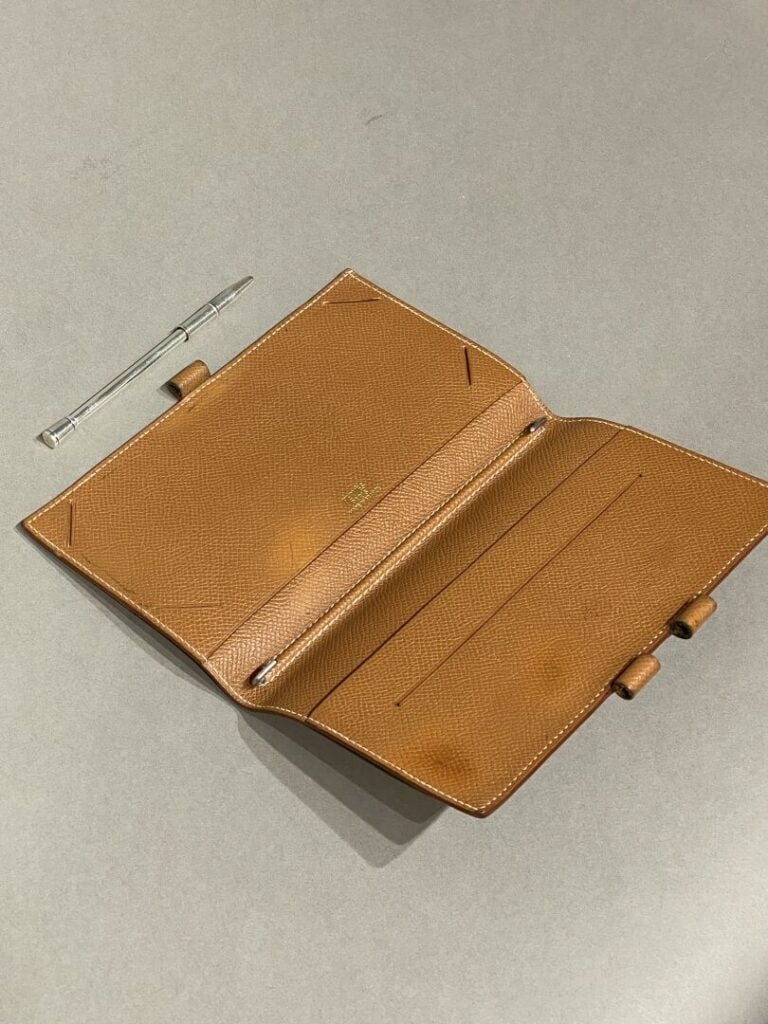 HERMÈS circa 1997 - Couverture d'agenda en cuir camel surpiqûres blanches, styl…