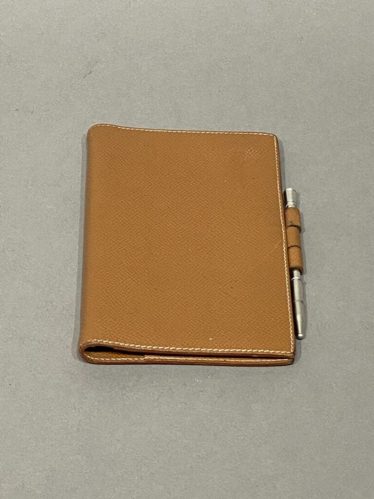 HERMÈS circa 1997 - Couverture d'agenda en cuir camel surpiqûres blanches, styl…