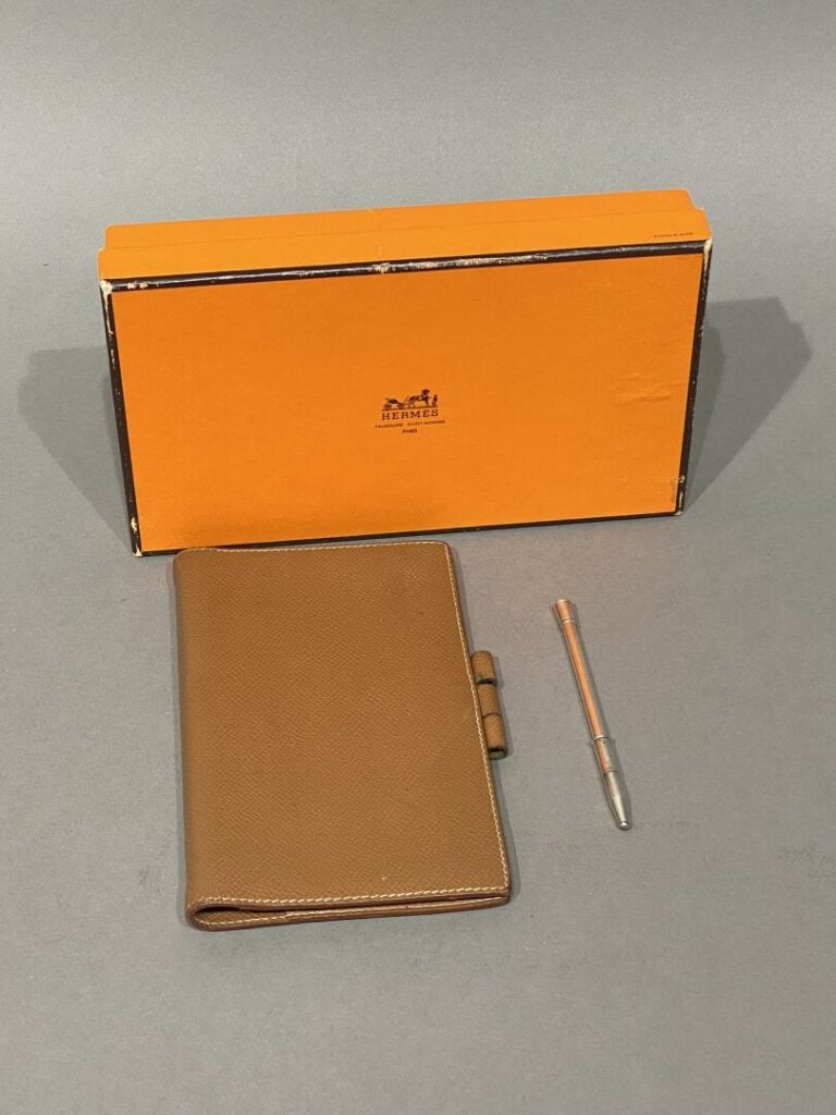 HERMÈS circa 1997 - Couverture d'agenda en cuir camel surpiqûres blanches, styl…