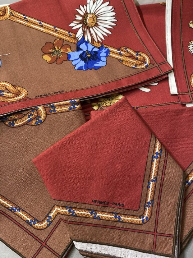 HERMES - Lot en coton composé de quatre sets et quatre serviettes de table à mo…