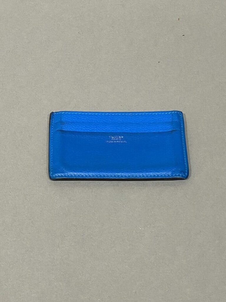 HERMÈS - Porte cartes « Citizen twill » en veau bleu izmir, poche centrale, deu…
