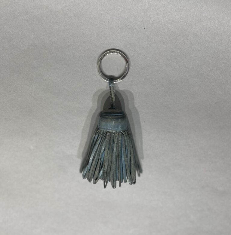 HERMES - Porte-clef "Carmen" pompon en cuir bleu jean, anneau en métal argenté…